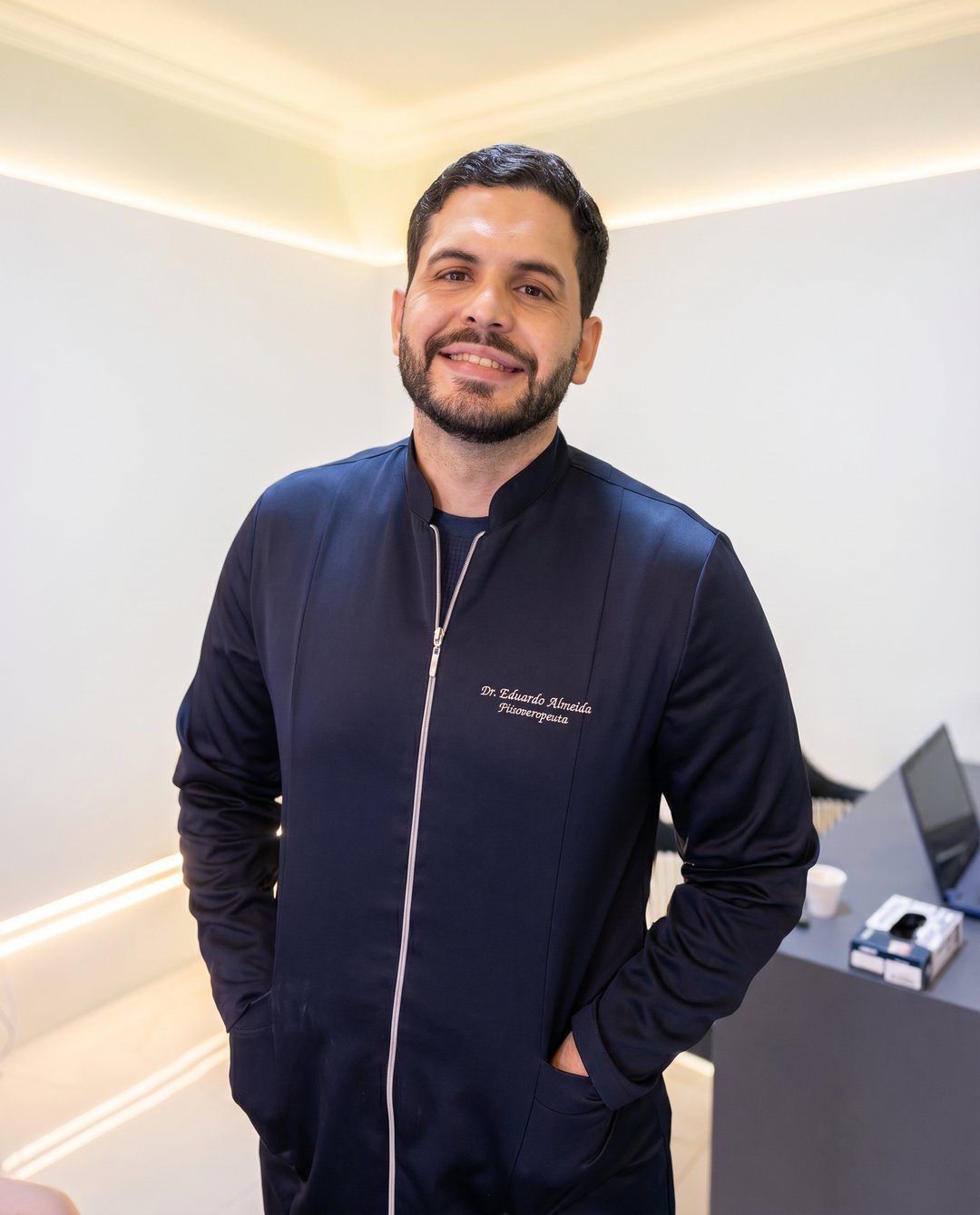 Dr. Eduardo Almeida no consultório em Caruaru